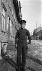 Gutt med uniformslue "Visergut", Vangsvegen, utenfor Steengå