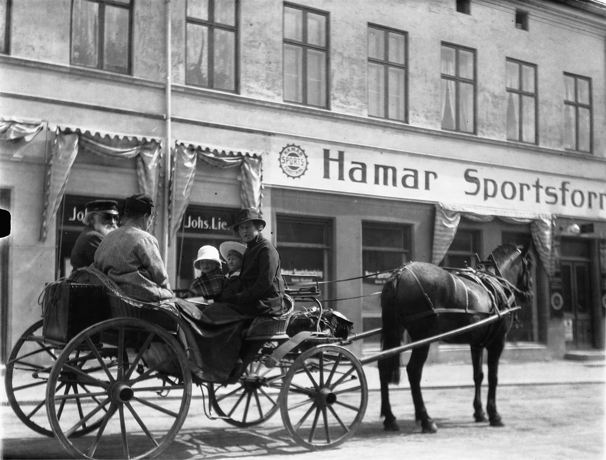 Torggata, Hamar Sportsforretning. Hest og vogn. 