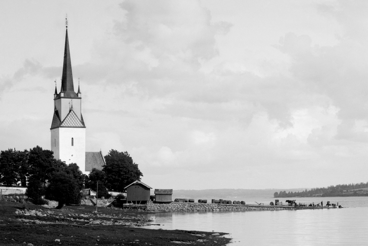 Nes kirke, Tingnes kommunehus og forsamlingslokale. Mjøsbåt på vei inn til brygga.