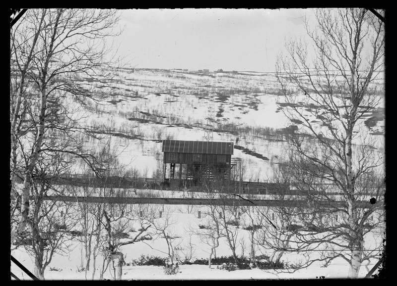 Taubanestasjon og taubane med gruveanlegg i bakgrunnen