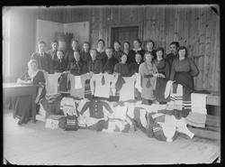 Gruppebilde fra strikkekurs på Os i 1920