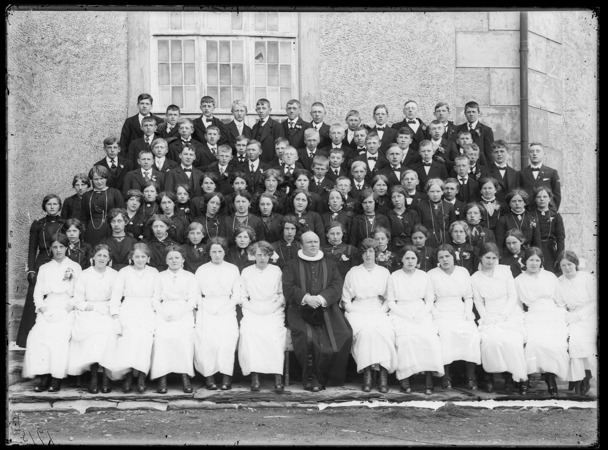 Konfirmanter ved Røros kirke, 1915