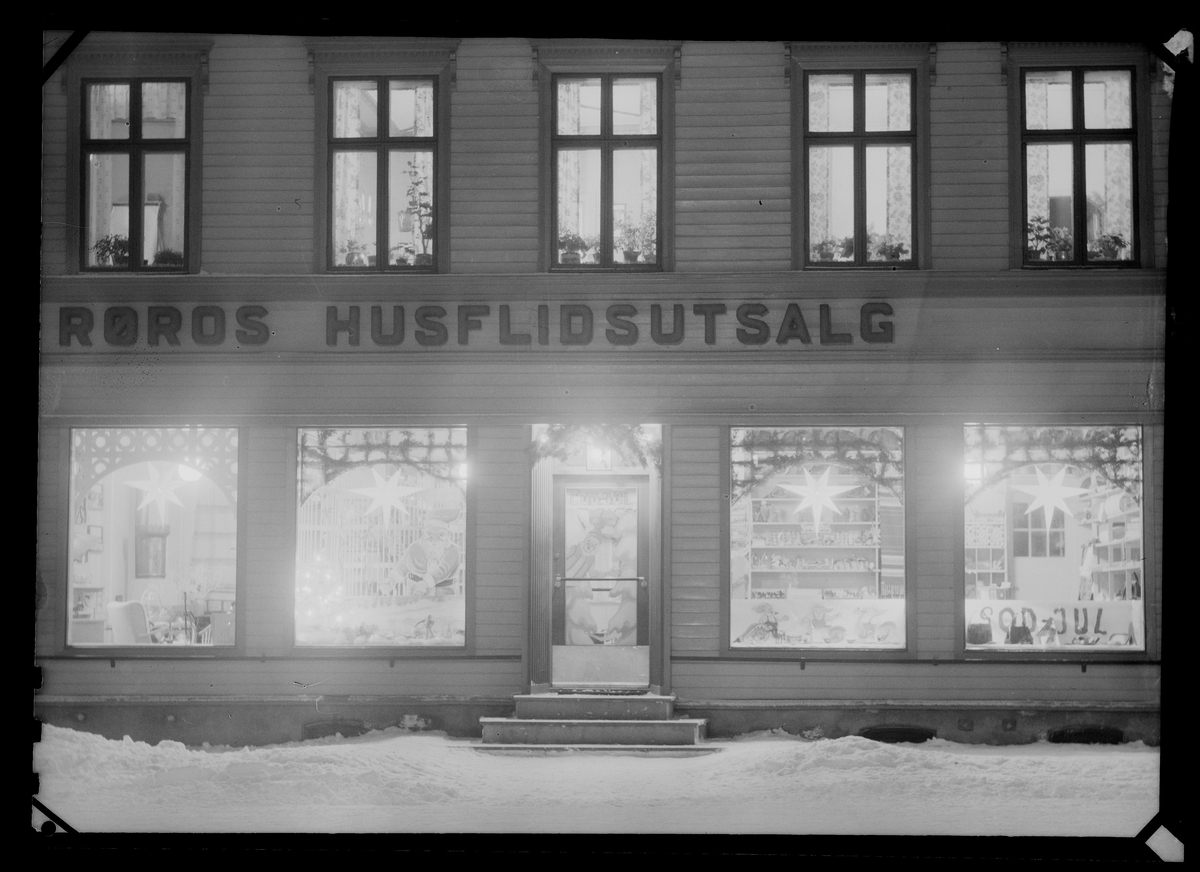 Fasade forretningsgård i Bergmannsgata, Røros. Røros Husflidsutsalg.