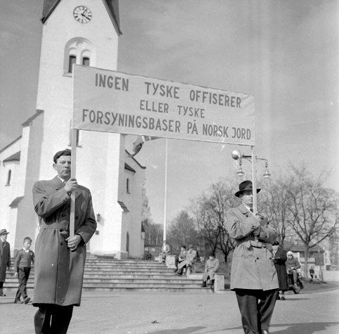 1. mai-tog. i Kirkebakken i Hamar. Plakat, parole. " Ingen Tyske offiserer eller tyske forsyningsbaser på norsk jord"
