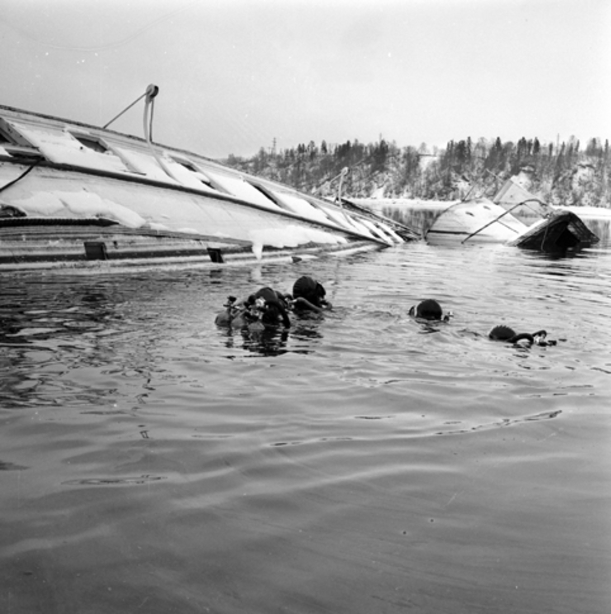 Skibladner sank under vinteropplag i Minnesvika 6. februar 1967. 
Skibladner sank under vinteropplag i Minnesvika 6. februar 1967. 