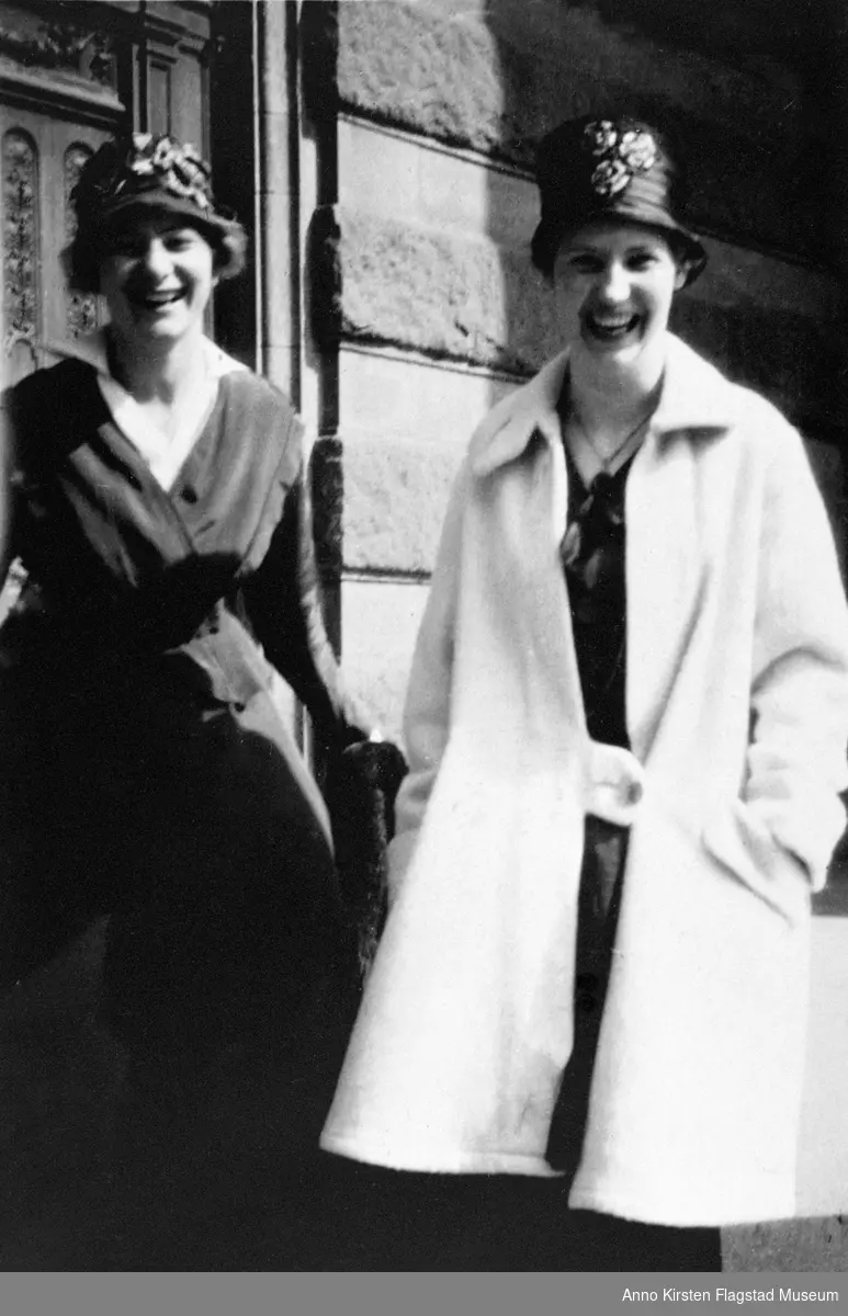 Kirsten Flagstad og hennes venninne Grace Grung i Stockholm 1917. Kirsten Flagstad til høyre. Kirsten Flagstad and her friend Grace Grung in Stockholm 1917. Kirsten Flagstad to the right. 