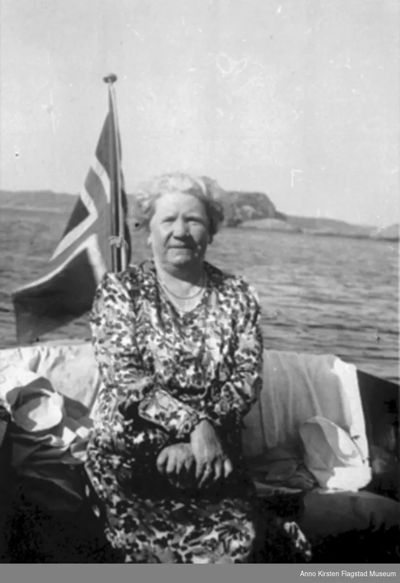 Kirsten Flagstads mor Marie Flagstad ombord i "Nuri" i Strømstad, Sverige sommeren 1936. Kirsten Flagstad's mother Marie Flagstad on board "Nuri" at Strømstad, Sverige summer 1936. 