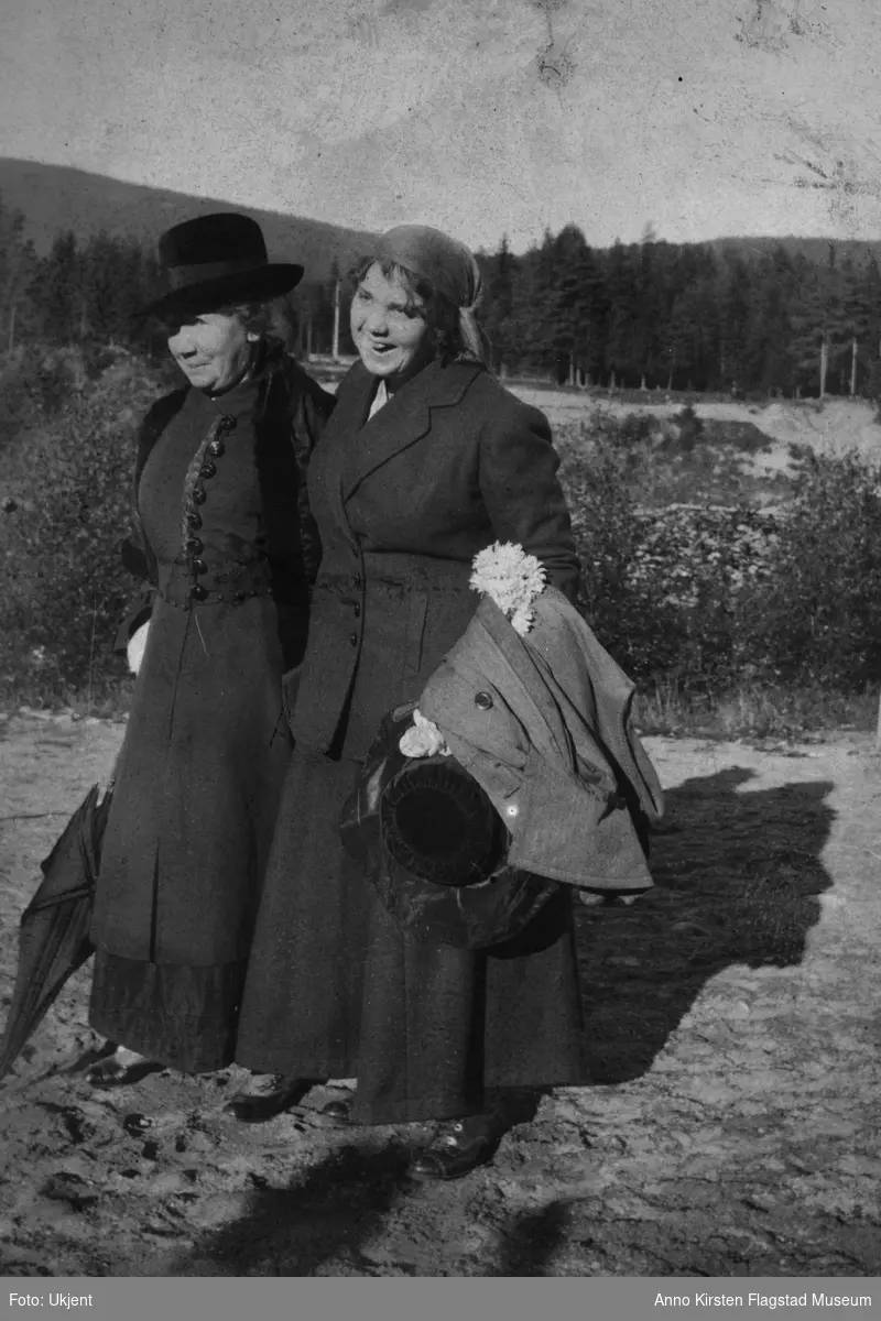 Kirsten Flagstads mor Marie Flagstad og ukjent kvinne. Kirsten Flagstad's mother Marie Flagstad and unknown woman. 
