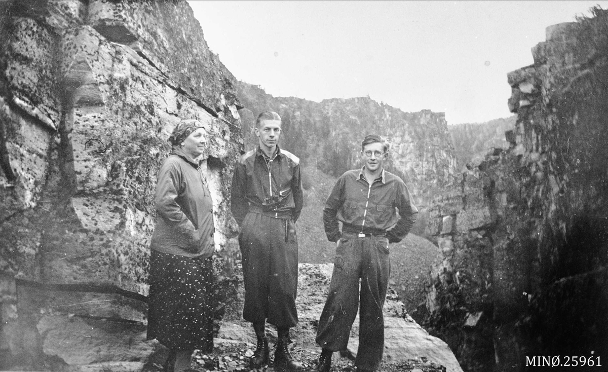 Personer foran Jutulhogget. Olga Høye, Lars Paara og Erik M. Høye