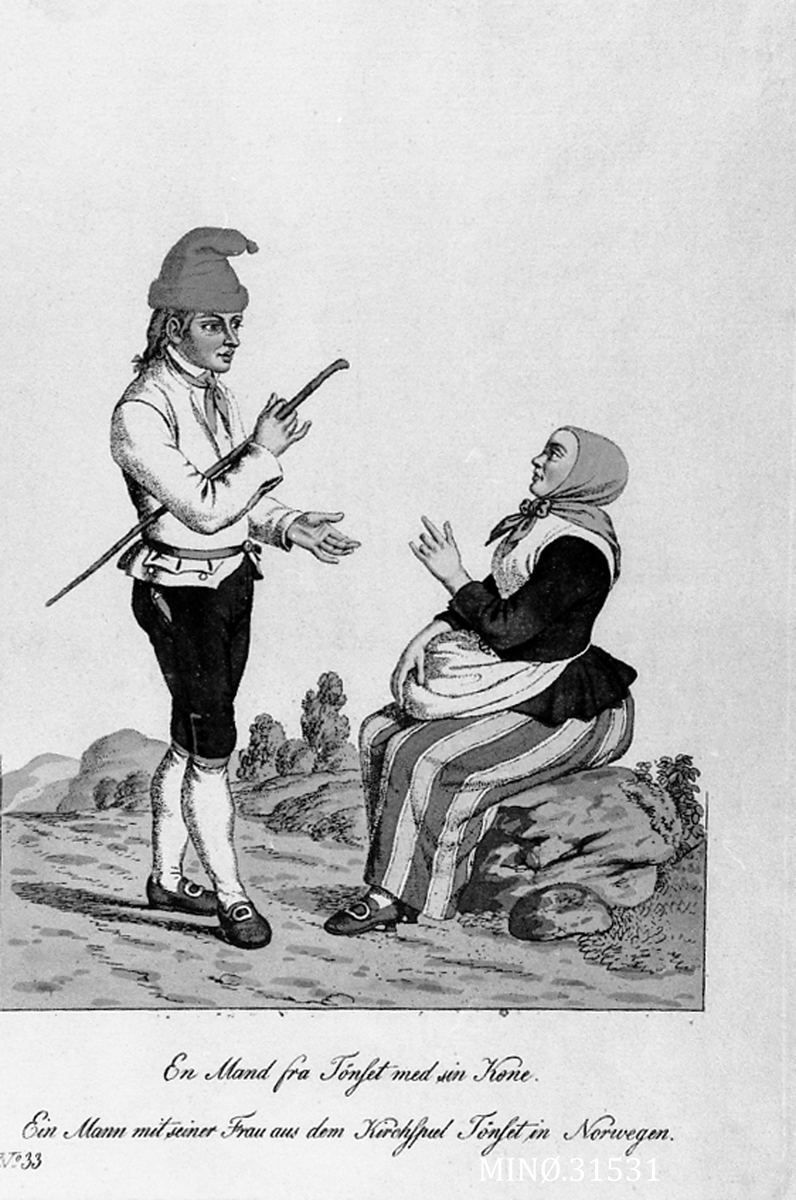 Mann og kvinne i folkedrakter. Kvinna sitter på en stein med forkleet i fanget og mannen står med en kjepp under armen.