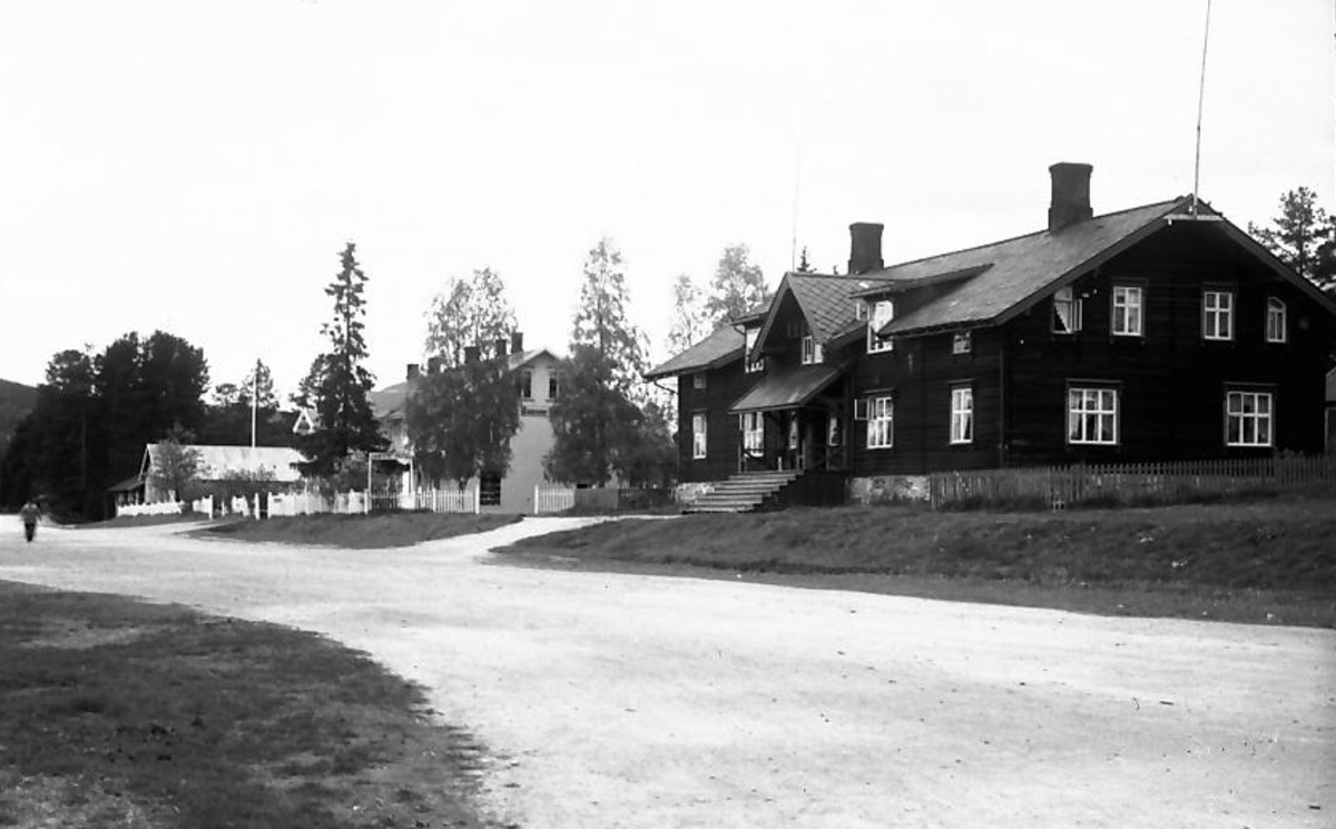 Stort hus ved veien, det gamle hotellet ved Koppang stasjon.