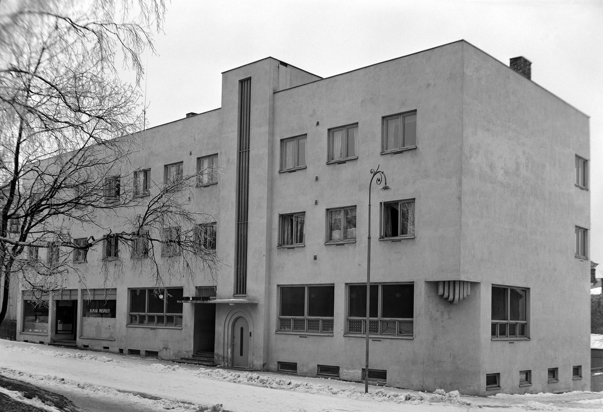 Linderuds handelskole, Storhamargata 34, Hamar, eksteriør. Tegnet av arkitekt Rolf Prag. Funkis, funksjonalisme, arkitektur.
