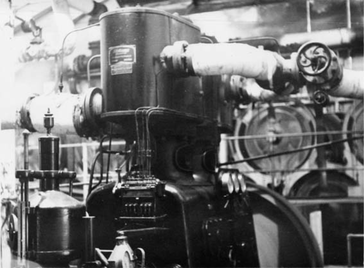 250 hestekrefters dampmaskin fra produsenten Flottmann.  Denne dampmaskinen ble brukt som drivkraft for PM 3 ved Drammenselvens Papirfabrikker på Modum i Buskerud.  Fotografiet ble tatt i 1952. 