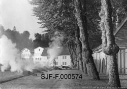 "FESTSALUTT FRA DE GAMLE KANONER I ALVØEN"