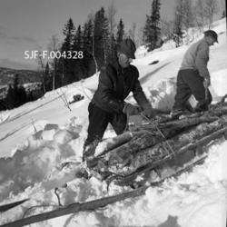 "Første lass kjøres ned. Lillerud, Vestre Gausdal, 1967"