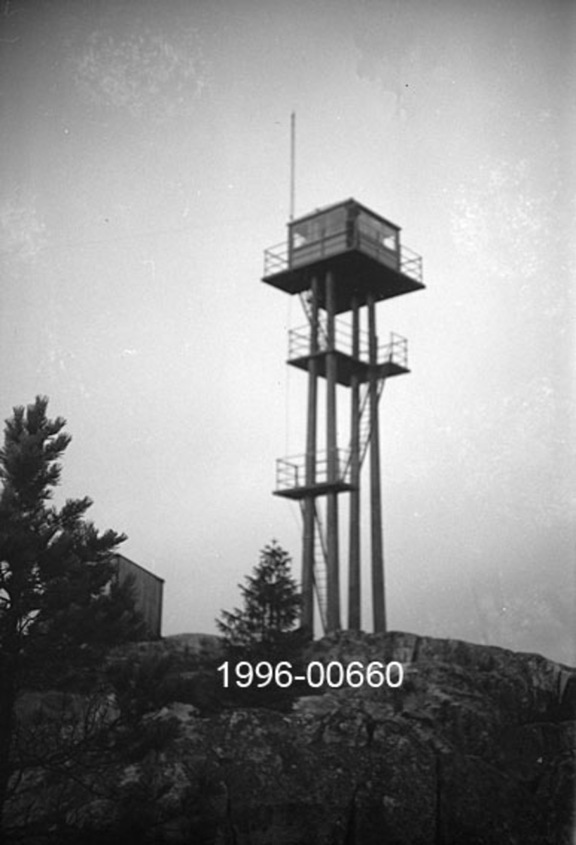 Tårnet på Rafjell skogbrannvakstasjon øst for innsjøen Nugguren i Brandval, Hedmark.  Tårnet ligger 585 meter over havet.  Det ble bygd 1934 med tilskudd fra forsikringsselskapet Skogbrand.  Eier var Brandval kommune, som seinere er sammenlått med Kongsvinger. 

Tårnet er utført i armert betong og står på ei bergflate. Det har fire loddrette bein eller pilarer som gir tårnet et rektangulært grunnplan. Adkomsten skjer via jernstiger og to plattformer med jernrekkverk, den nedre er støpt rundt to av pilarene, den øvre rundt alle fire.  På toppen står ei rektangulær utkikkshytte på en noe utkraget plattform med jernrekkverk.  Ved et av hyttas hjørner er det reist ei stang.  Ut fra negativet er det vanskelig å ta stilling til om dette er ei flaggstang eller en lynavleder.  Fotografiet er tatt på en viss distanse mot bergkollen der tårnet rager over noen spredte trær.  Til venstre i bildet skimtes gavlen på et hus.