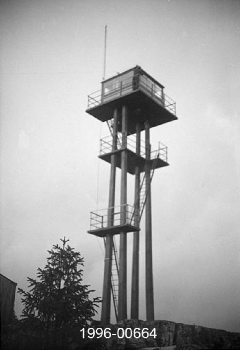Tårnet på Rafjell skogbrannvakstasjon øst for innsjøen Nugguren i Brandval, Hedmark.  Tårnet ligger 585 meter over havet.  Det ble bygd 1934 etter initiativ fra det kommunale skogrådet i Brandval og med økonomisk tilskudd fra forsikringsselskapet Skogbrand.  Eier var Brandval kommune, som seinere er sammenlått med Kongsvinger. Tårnet er utført i armert betong og står på ei bergflate. Det har fire loddrette bein eller pilarer som gir tårnet et rektangulært grunnplan, der det etter fotografiet å dømme inngår et rektangulært rom med inngang i den ene kortenden.  Adkomsten til utkikksstedet på toppen skjer via jernstiger og to plattformer med jernrekkverk, den nedre er støpt rundt to av pilarene, den øvre rundt alle fire.  På toppen står ei rektangulær utkikkshytte på en noe utkraget plattform med jernrekkverk.  Ved ett av hyttas hjørner er det reist ei stang.  Ut fra negativet er det vanskelig å ta stilling til om dette er ei flaggstang eller en lynavleder.  Fotografiet er tatt på en viss distanse og viser hele tårnet. 

Rafjelltårnet var bemannet i tørkeperioder sommerstid og inngikk i den regionale brannberedskapen i regionen fram til og med 1977-sesongen.  Kommunene Brandval, Vinger og Grue bidro til å finansiere dette tilsynet.  I 1935 ble det laftet ei tømmerhytte like ved tårnet, som overnattingssted for brannvaktene.  Fra og med 1978 overtok småflyentusiaster skogbranntilsynet.  Vakthytta ble ødelagt ved en brann i 1982.  Femten år seinere fikk Hokåsen utmarkslag laftet ei ny hytte med tanke på friluftsfolk som har Rafjellet som turmål.  Etter at skogbrannvaktholdet fra Rafjellet oppførte fikk tårnet i 1980 en ny funksjon som «mast» for politiets, tollvesenets og Røde Kors’ radiokommunikasjon.  Mange innså at brannvakttårnet var et interessant kulturminne, men det var uklart hvem som hadde vedlikeholdsansvar.  Tidlig på 2000-tallet anslo et ingeniørfirma at tårnet hadde et oppussingsbehov som ble kalkulert til 230 000 kroner.  Tiltak ble iverksatt med midler fra flere instanser, men med Kongsvinger kommune som hovedbidragsyter.