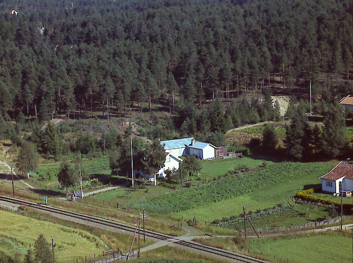 Solbakken (Gnr 60/7) i Heradsbygda i midten i bildet (med flaggstang). Rett bak, med turkis tak, Solbakken nordre (Gnr 60/12). I høyre bildekant sees deler av Tepstuen (Gnr 60/6).
