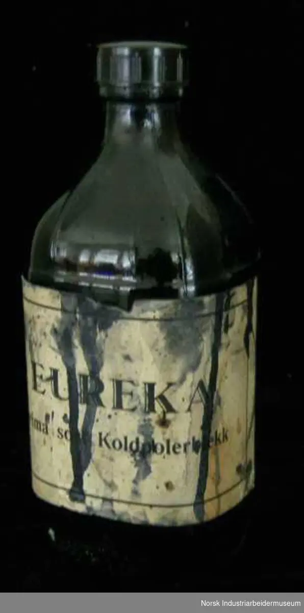 Flaske med blekk, nesten helt full.
Ble brukt i skomakerverkstedet til N. Eikanger