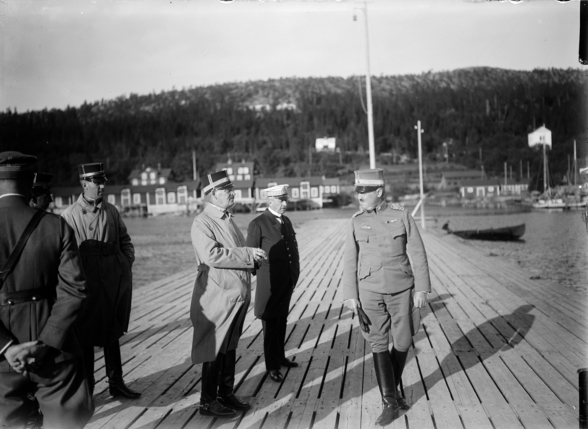 Fem män på en brygga. Tredje från vänster: general Carl Gustaf Hammarsköld, Gustaf Åkerman samt Karl Amundson.