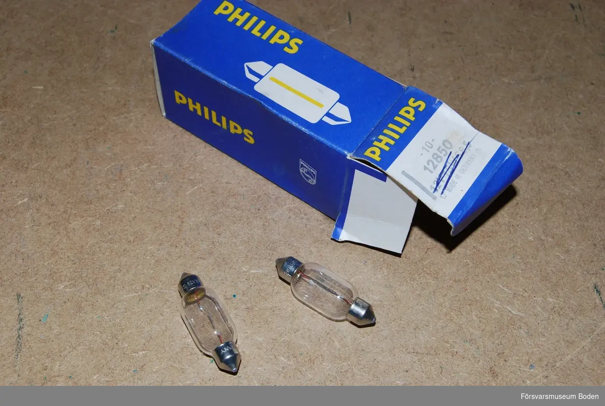 2 st glödlampor kvar i förpackning som ursprungligen innehållit 10 st. Philips artikelnummer 12850. Civilförsvarsmateriel från Televerket.