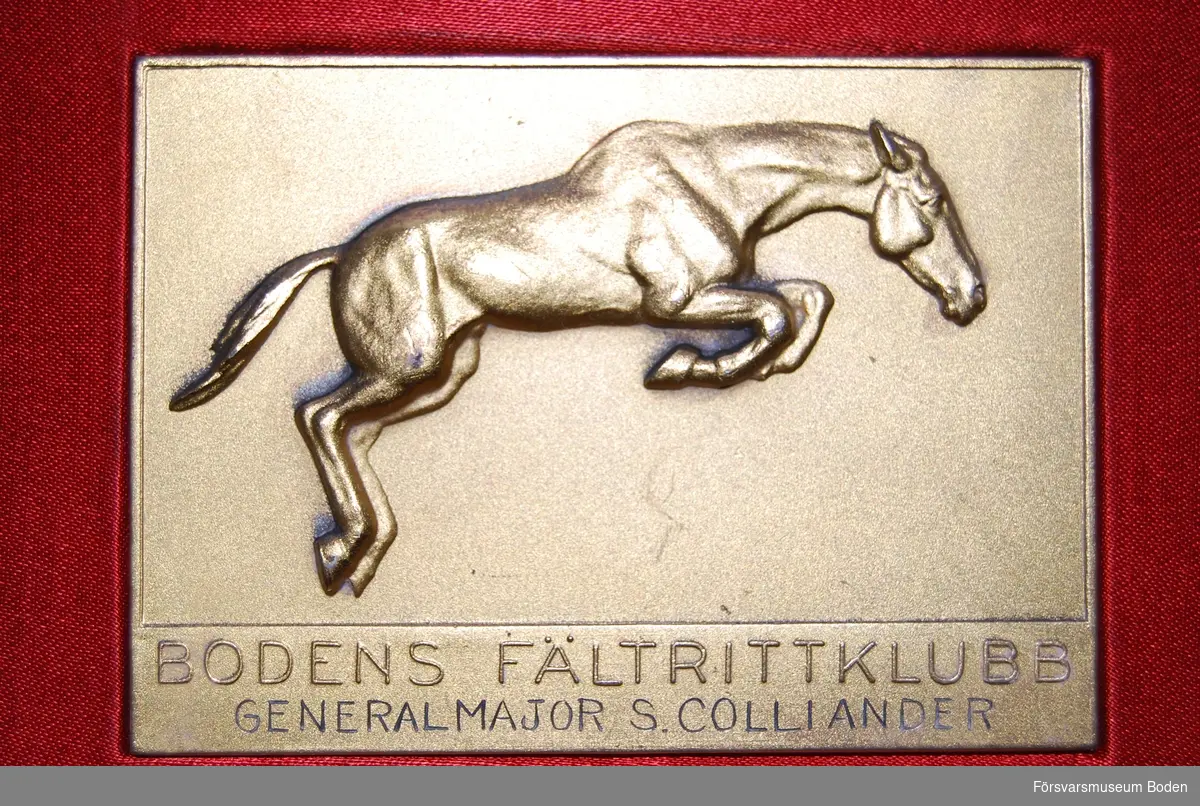 Guldplakett från Bodens Fältrittklubb för generalmajor Sven Colliander. Med fodral. Daterad 23/5 1950 på baksidan.