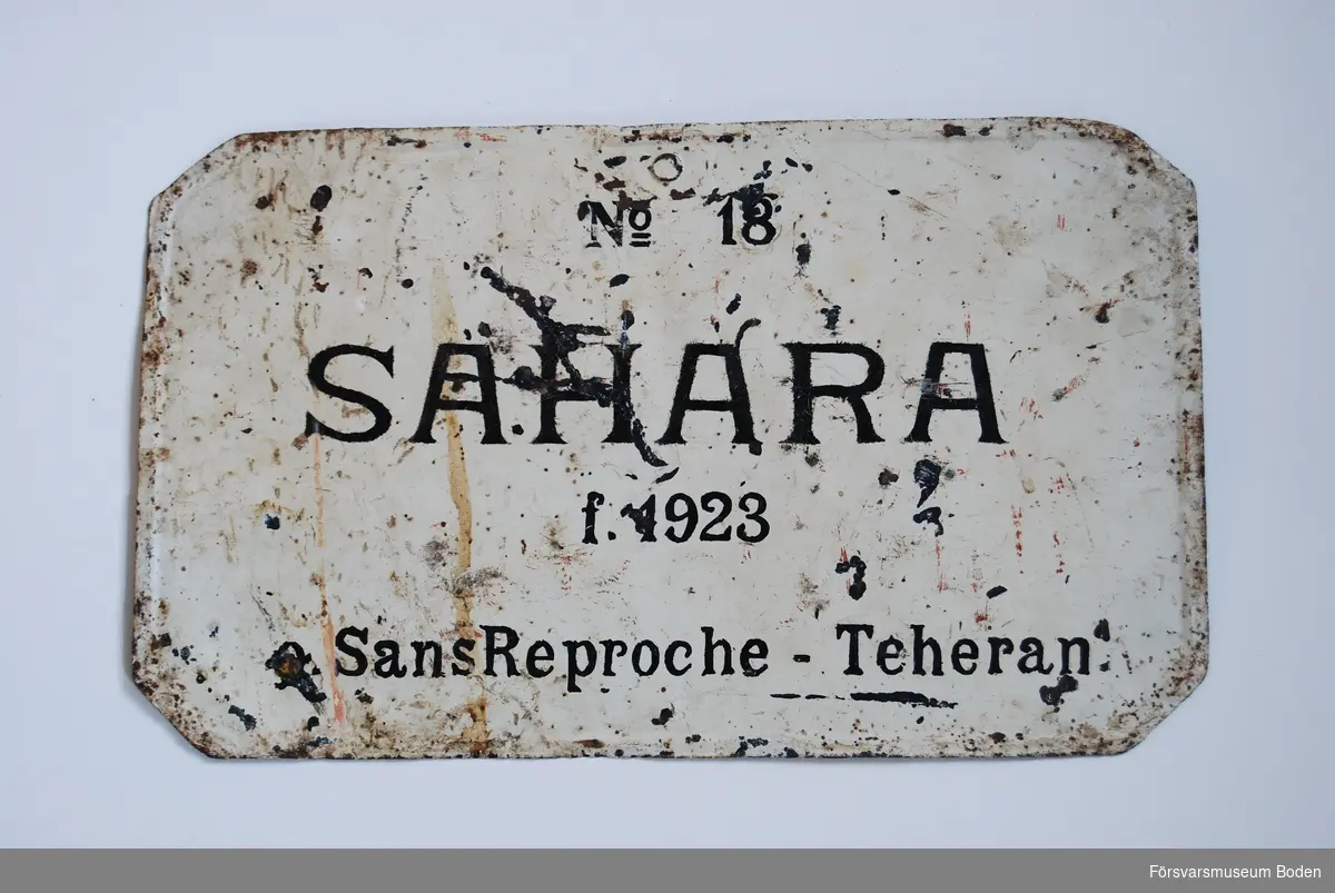 Skylt 20,5 x 33,5 cm av målad plåt för hästen Sahara, född 1923. På baksidan fanns ursprungligen texten "Sahara sjuk", men hästens namn har senare blivit övermålat.
