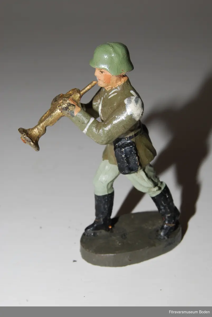 Marscherande trumpetare. Av gjutmassa, tillverkad i Tyskland före 1943.