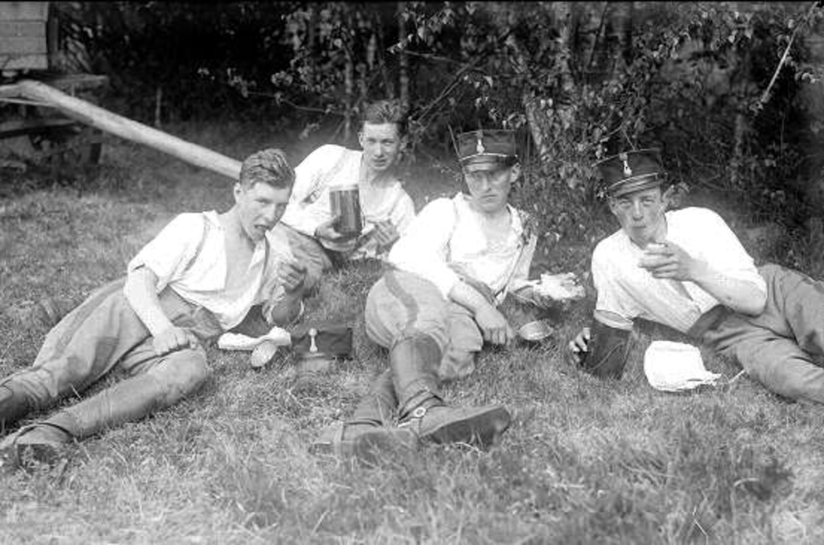 4.skvadronens bivack vid Simsjön under sommarmarschen 1929. Utspisning av underbefäl, längst till höger furir Seipel.