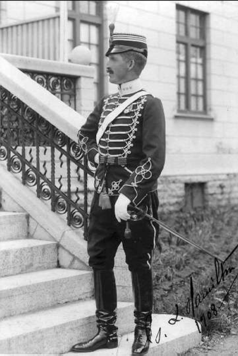 Greven och ryttmästaren Gustaf Ludvig Hamilton fotograferad framför trappa