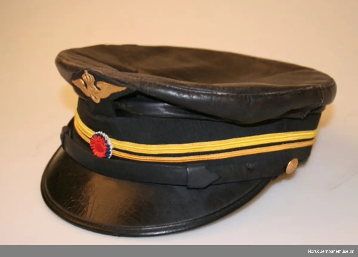 Uniformslue fra jernbaneekspeditør