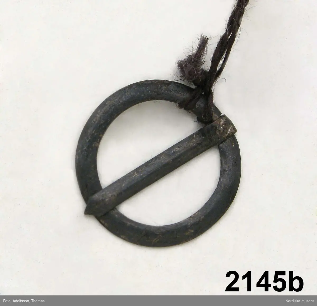 b: Enkelt silverspänne, rund ring med fäste, 17 mm i diameter.
/Inga-Lill Eliasson 2007-12-05