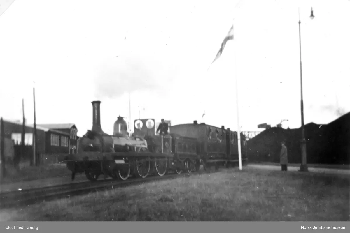 Damplokomotiv type 2a nr. 17 "Caroline" på NSBs jubileumsutstilling på Filipstad