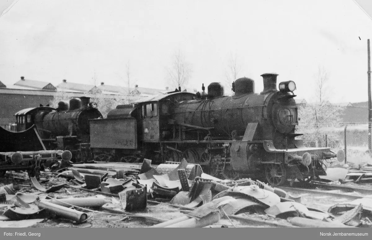 Damplokomotiv type 22a nr. 193 og 28b nr. 162 på Verkstedet Grorud like før opphugging