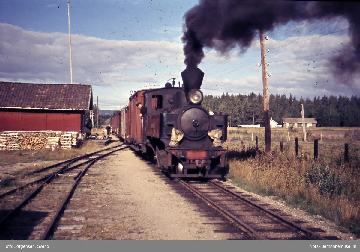 Blandet tog 2051 på Kjellingmo stasjon