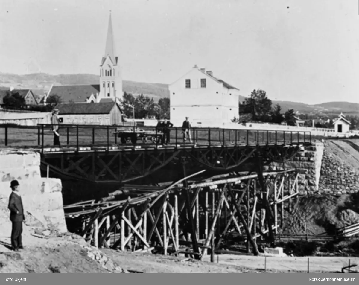 Hamar-Selbanens anlegg; arbeid med viadukt over Bryggevegen