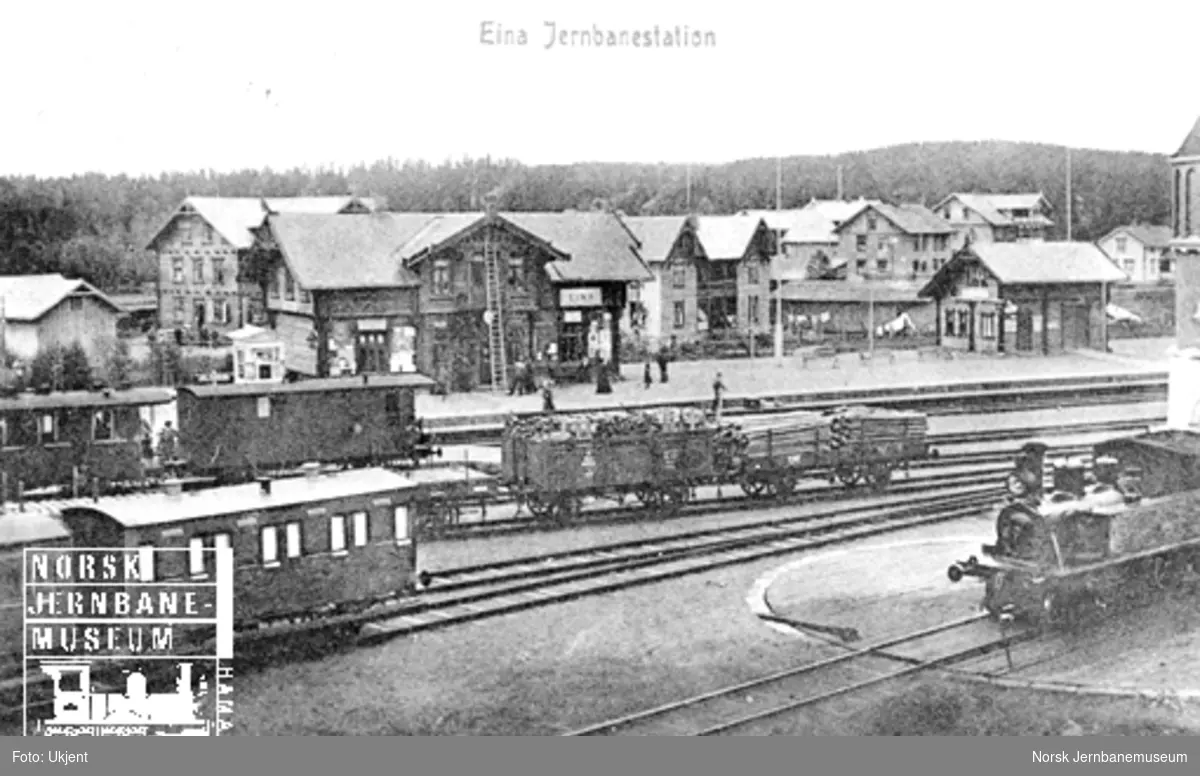 Eina stasjon med et av Valdresbanens damplokomotiver på svingskiva