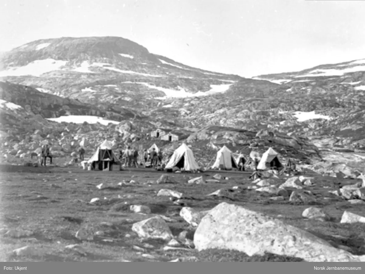 Bergensbanens anlegg; teltleir for stikkingspersonale ved Hallingskeid