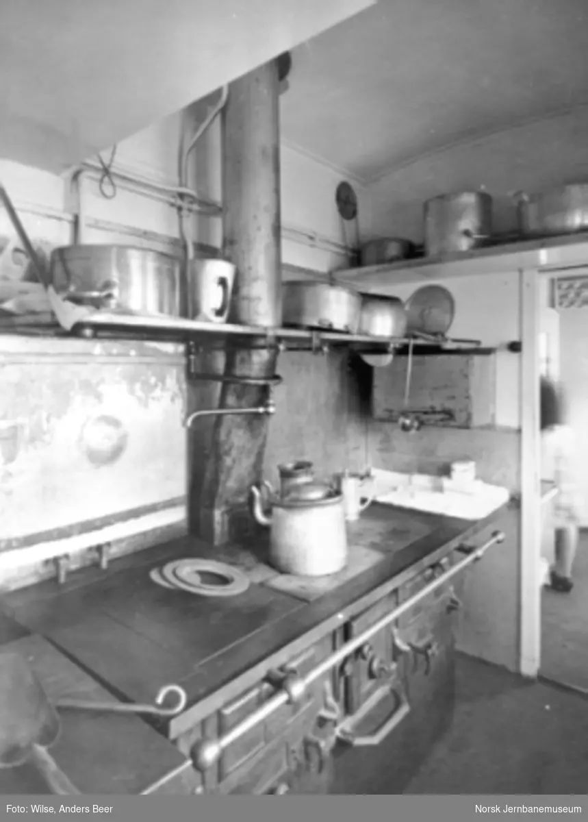Interiør fra kjøkkenet i en kullfyrt spisevogn