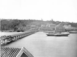 Eidsvoll stasjon fotografert fra motsatt side av elva med ve