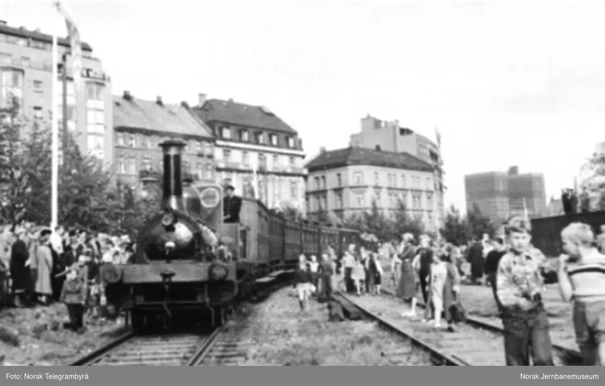 Jubileumstoget trukket av damplokomotiv type 2a nr. 17 mellom Vestbanen og Filipstad