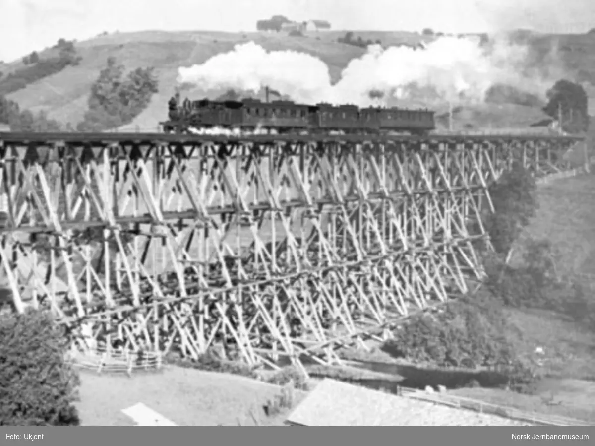 Selsbakk viadukt med persontog, trukket av damplokomotiv type XXIV