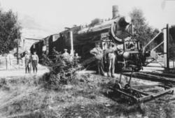 Damplokomotiv type 26c nr. 438 med godstog under oppholdet p