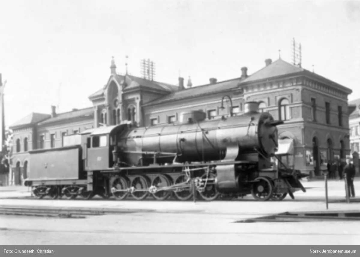 Damplokomotiv type 39a nr. 166 på Hamar stasjon etter ombygging ved Hamar Jernstøberi