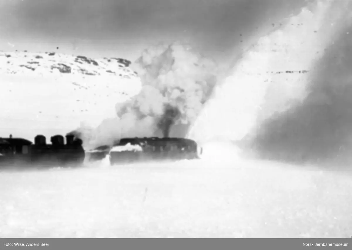 Roterende snøplog nr. 3 skjøvet av damplokomotiv type 22a