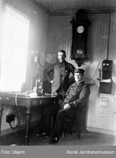 To telegrafister ved telegrafbordet på Hundalen (Katterat) stasjon