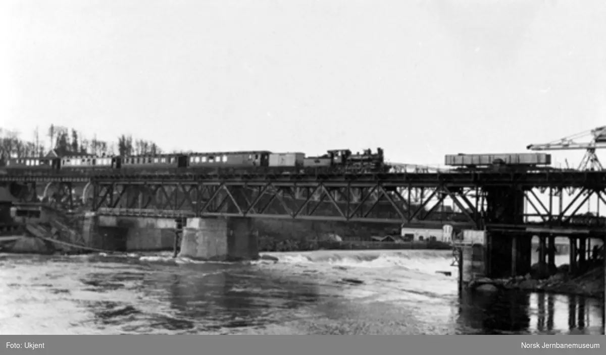 Damplokomotiv med persontog på bru over Sarpsfossen, trolig etter ombygging i 1931