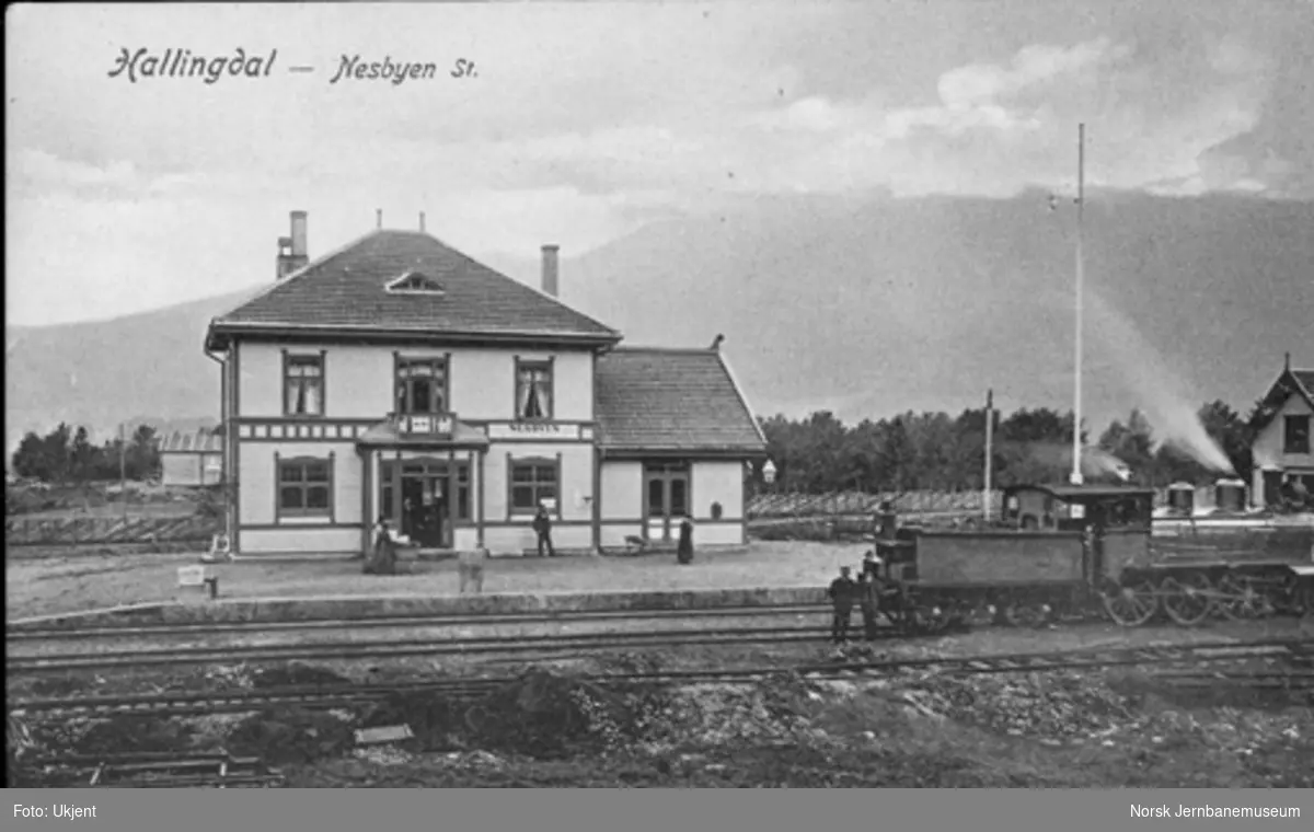 Nesbyen stasjon med et damplokomotiv av type 21a