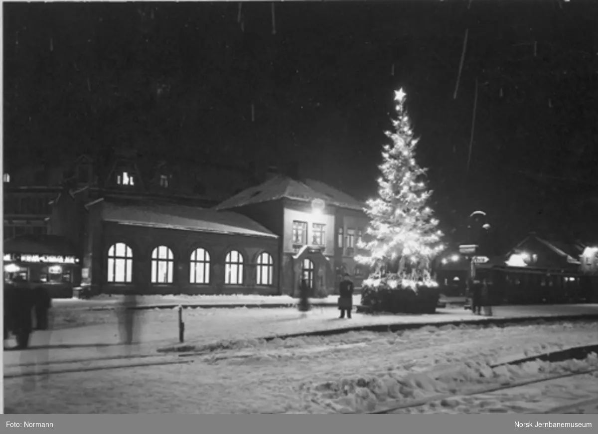 Hamar stasjon med pyntet julegran