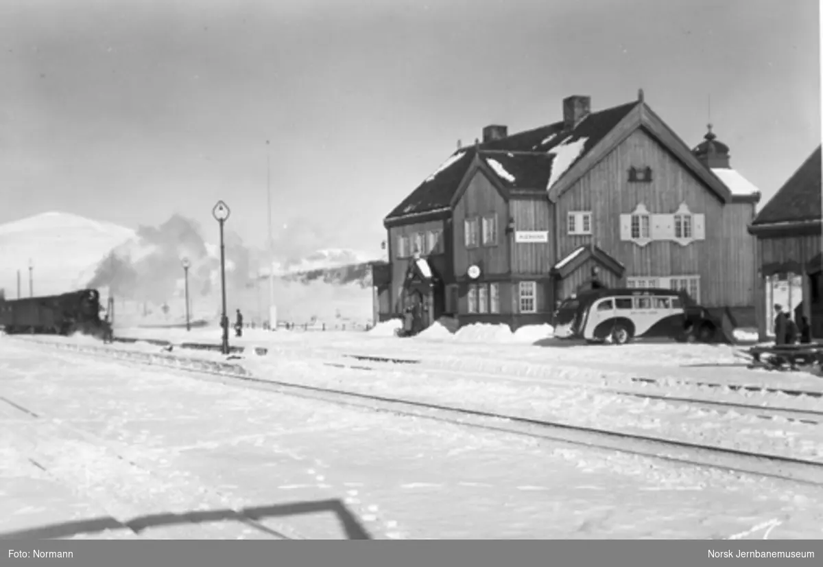 Hjerkinn stasjon med ankommende dagtog nordfra og ventende buss